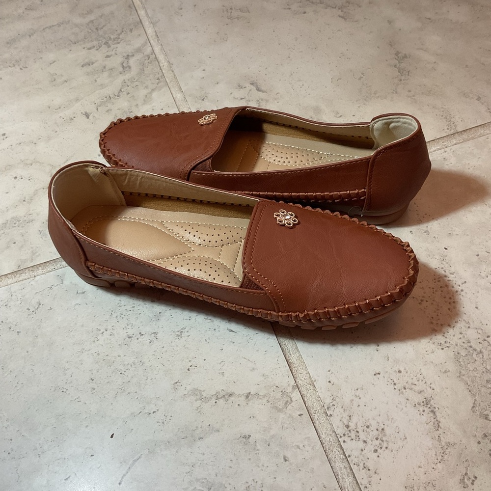 Elegant Brown Leather Women's Loafers, size 7.5